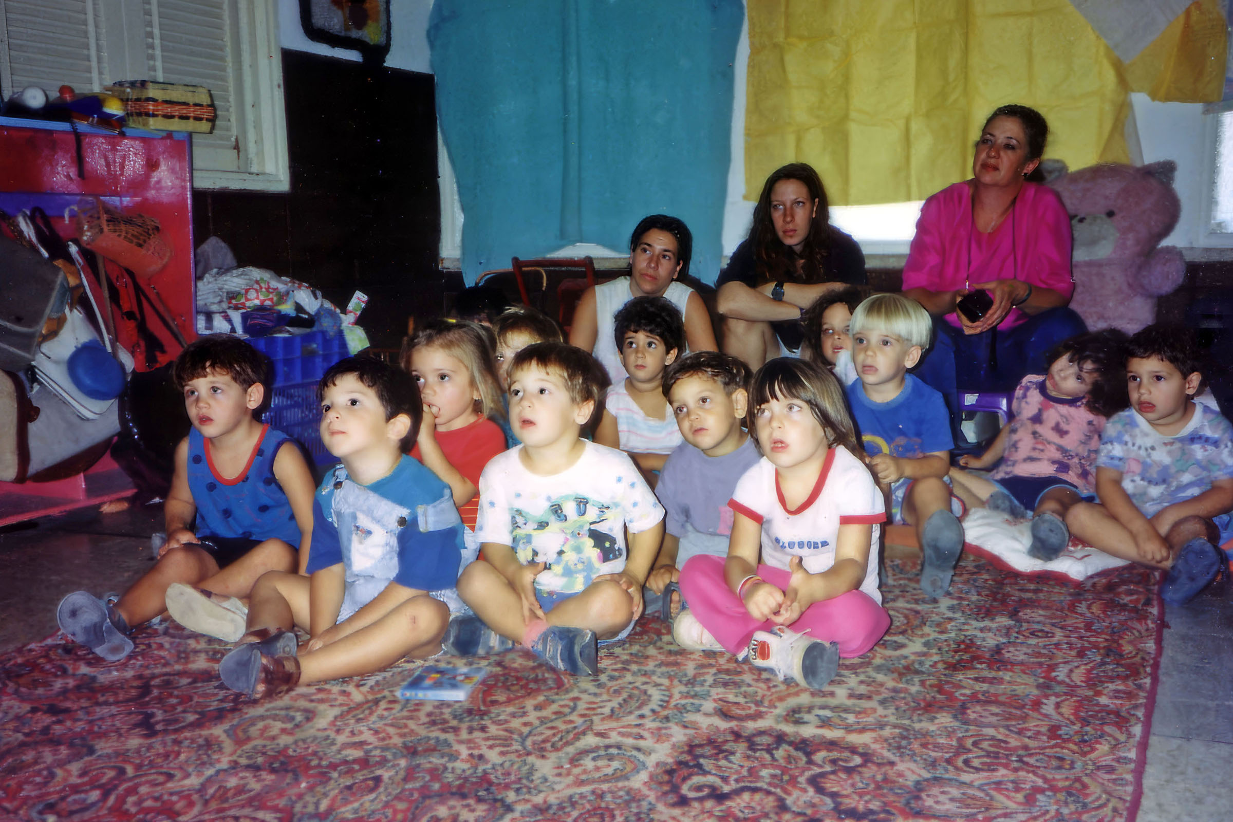 ילדים צופים במופע הצלליות בגן של הנין עומר